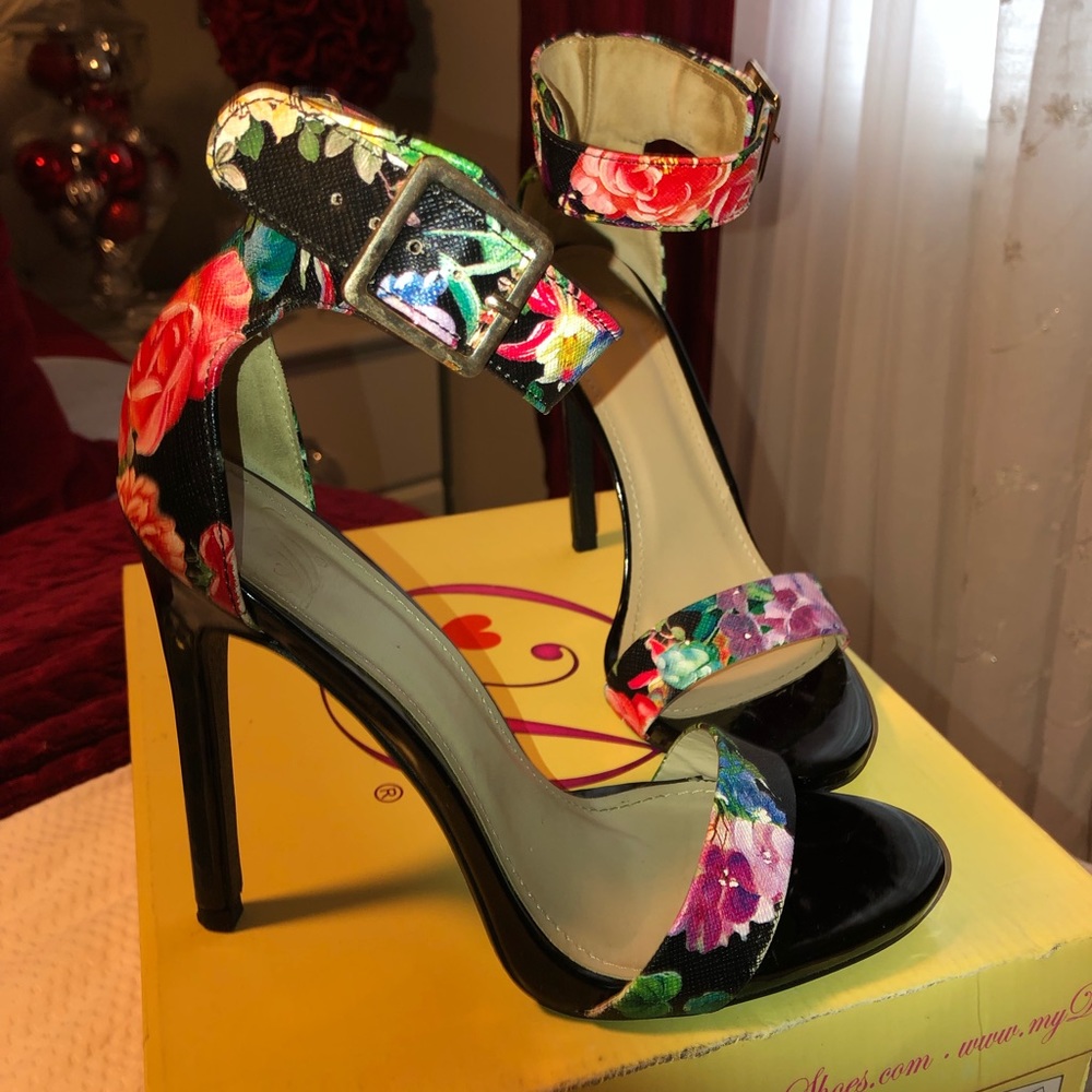 Floral heeled sandal.